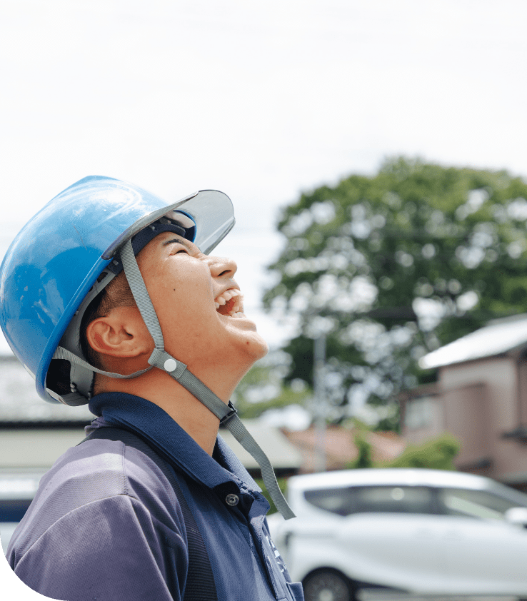 男性が上を向く様子