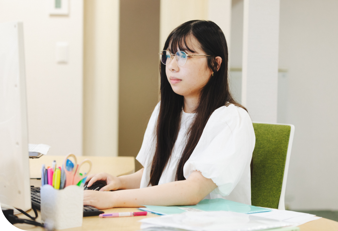 PCを操作する女性