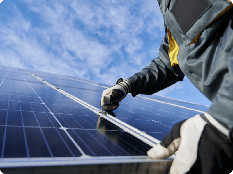 太陽光を設置している作業風景